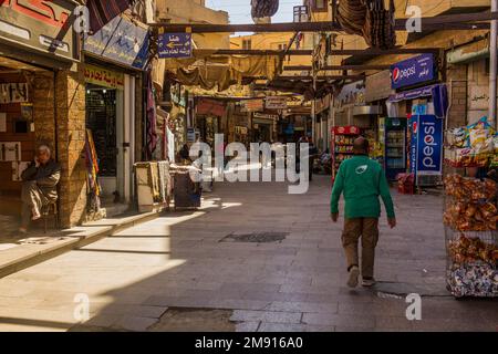 ASSUAN, ÄGYPTEN: 12. FEBRUAR 2019: Old Souk (Markt) in Assuan, Ägypten Stockfoto