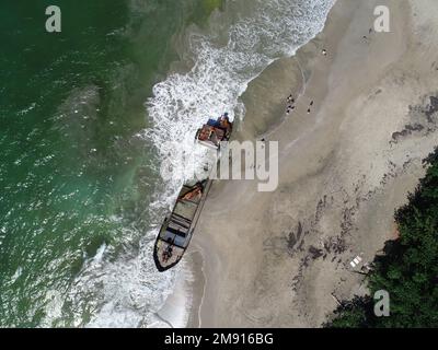 Ein Blick aus der Vogelperspektive auf ein versunkenes Boot auf einem Korallenriff im Ozean in der Karibik Stockfoto