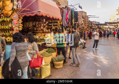 ASSUAN, ÄGYPTEN: 12. FEBRUAR 2019: Old Souk (Markt) in Assuan, Ägypten Stockfoto