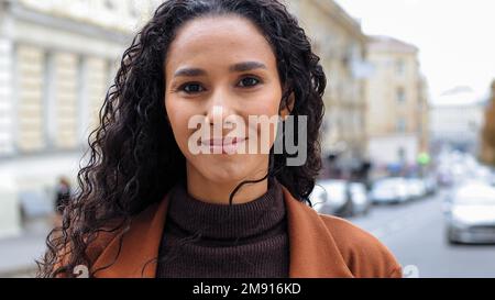 Weiblich Portrait Gesicht Person latein Frau junge hispanische Mädchen brünette Student Modell Kunde Tourist auf Stadt Hintergrund im Freien mit Blick auf
