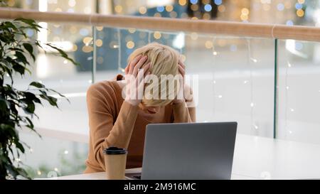 Kaukasische Erwachsene gestresste Frau mittleren Alters weibliche Geschäftsfrau, die an Laptopausfall Problem Computersystem Virus wichtige Datenverlust Website Stockfoto