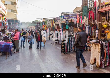 ASSUAN, ÄGYPTEN: 12. FEBRUAR 2019: Old Souk (Markt) in Assuan, Ägypten Stockfoto