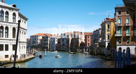 20. MAI 2017 - VENEDIG, ITALIEN: Blick auf den Canale Grande von der Rialtobrücke mit malerischen alten Gebäuden, Booten und Gondeln auf dem Wasser. Stockfoto