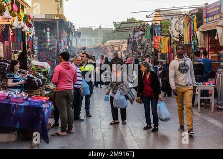 ASSUAN, ÄGYPTEN: 12. FEBRUAR 2019: Menschen auf dem alten Souk (Markt) in Assuan, Ägypten Stockfoto