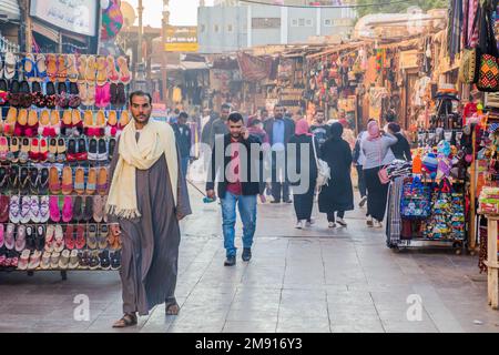 ASSUAN, ÄGYPTEN: 12. FEBRUAR 2019: Menschen auf dem alten Souk (Markt) in Assuan, Ägypten Stockfoto