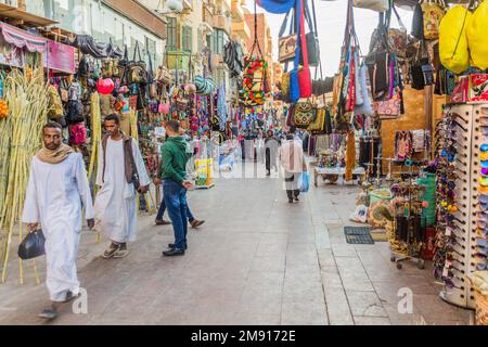 ASSUAN, ÄGYPTEN: 12. FEBRUAR 2019: Menschen auf dem alten Souk (Markt) in Assuan, Ägypten Stockfoto