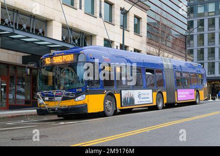 Seattle, WA, USA - 15. Januar 2023; King County Metro, blauer und gelber Bus auf der City Street in Seattle Stockfoto