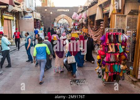 ASSUAN, ÄGYPTEN: 12. FEBRUAR 2019: Menschen auf dem alten Souk (Markt) in Assuan, Ägypten Stockfoto