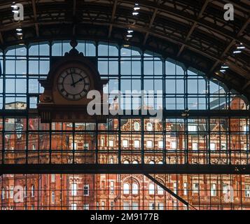 Rund um Großbritannien - Blick vom ehemaligen Bahnhof Manchester Central auf das ikonische Midland Hotel - Manchester City Centre Architecture Stockfoto