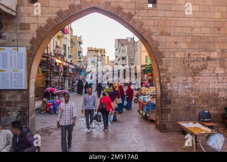 ASSUAN, ÄGYPTEN: 12. FEBRUAR 2019: Menschen auf dem alten Souk (Markt) in Assuan, Ägypten Stockfoto