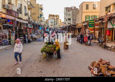 ASSUAN, ÄGYPTEN: 12. FEBRUAR 2019: Menschen auf dem alten Souk (Markt) in Assuan, Ägypten Stockfoto