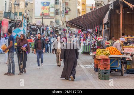 ASSUAN, ÄGYPTEN: 12. FEBRUAR 2019: Menschen auf dem alten Souk (Markt) in Assuan, Ägypten Stockfoto