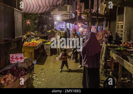 ASSUAN, ÄGYPTEN: 12. FEBRUAR 2019: Menschen auf dem alten Souk (Markt) in Assuan, Ägypten Stockfoto