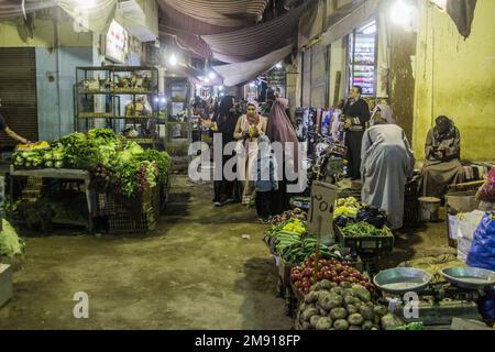 ASSUAN, ÄGYPTEN: 12. FEBRUAR 2019: Menschen auf dem alten Souk (Markt) in Assuan, Ägypten Stockfoto