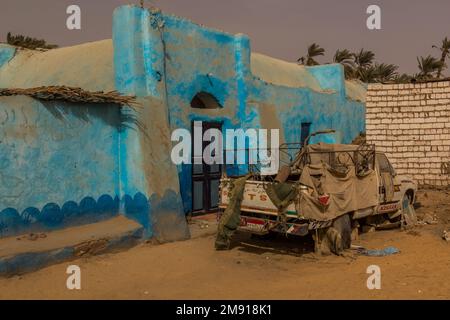 ASSUAN, ÄGYPTEN: 15. FEBRUAR 2019: Alter Lastwagen in einem bunten nubischen Dorf bei Assuan, Ägypten Stockfoto