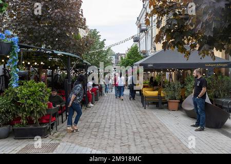 Straßenszene mit Open-Air-Cafés und Restaurants in der Altstadt von Tiflis, Georgia, Kaukasus, Europa Stockfoto