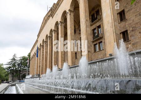 Brunnen vor dem Parlamentsgebäude Georgiens in Tiflis Stockfoto