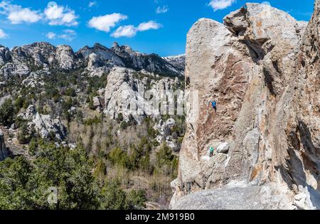 Matt Ottaway klettert auf einer Route namens Tribal Boundaries 5,10 in der Stadt der Felsen Stockfoto