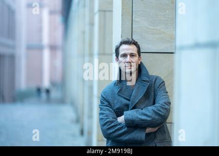 PRODUKTION - 16. Januar 2023, Hessen, Frankfurt/Main: Schauspieler ...