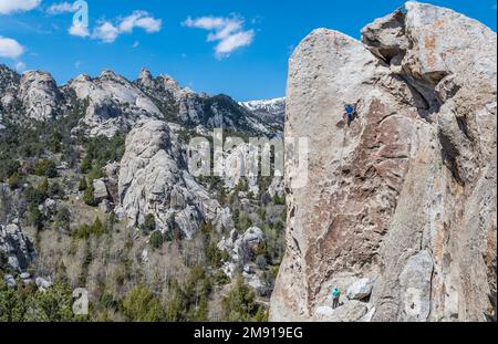 Matt Ottaway klettert auf einer Route namens Tribal Boundaries 5,10 in der Stadt der Felsen Stockfoto