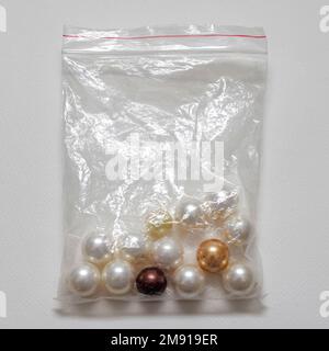 Kunstperlen – Material zur Schmuckherstellung in einer Plastiktasche Stockfoto
