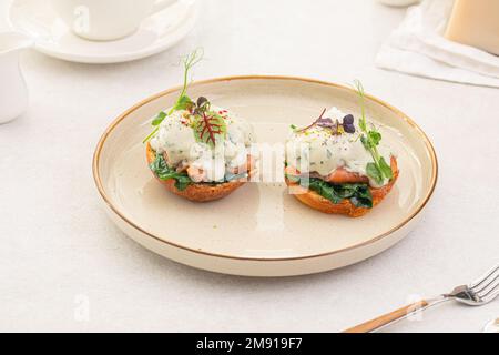 Eine Portion benedikt-Ei mit Dor-Blue-Sauce Stockfoto