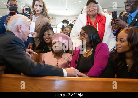 Atlanta, Vereinigte Staaten Von Amerika. 15. Januar 2023. Atlanta, Vereinigte Staaten von Amerika. 15. Januar 2023. US-Präsident Joe Biden, richtig, spricht mit Kirchenmitgliedern während der Feier von Martin Luther King Jr. Tag in der Ebenezer Baptist Church, 15. Januar 2023 in Atlanta, Georgia. Biden ist der erste amtierende Präsident, der eine Predigt in der Kirche hielt, in der Martin Luther King Jr. Pastor war. Kredit: Adam Schultz/White House Photo/Alamy Live News Stockfoto