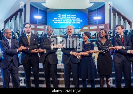 Atlanta, Vereinigte Staaten Von Amerika. 15. Januar 2023. Atlanta, Vereinigte Staaten von Amerika. 15. Januar 2023. US-Präsident Joe Biden, Mitte, schnallt sich die Hände und singt mit Senator Raphael Warnock, Mitte links, und dem ehemaligen Bürgermeister von Atlanta, Keisha Lance Bottoms, Mitte rechts, während einer Feier von Martin Luther King Jr. Tag in der Ebenezer Baptist Church, 15. Januar 2023 in Atlanta, Georgia. Biden ist der erste amtierende Präsident, der eine Predigt in der Kirche hielt, in der Martin Luther King Jr. Pastor war. Kredit: Adam Schultz/White House Photo/Alamy Live News Stockfoto