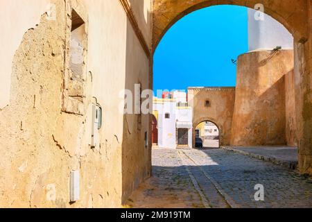 Straßenszene mit traditioneller Architektur in der Medina von Essaouira. Marokko, Nordafrika Stockfoto