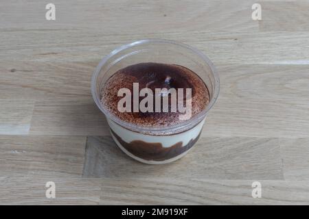 Bistro Dishe kulinarisches Stillleben. Tiramisu mit Schokolade und Nutella Stockfoto