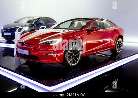 Tesla Model S Elektroauto auf der Brüsseler Autosalon European Motor Show. Brüssel, Belgien - 13. Januar 2023. Stockfoto