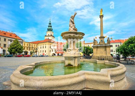Stadtbild mit Hauptplatz und Brunnen in der Altstadt von Kromeriz. Mähren, Tschechische Republik Stockfoto