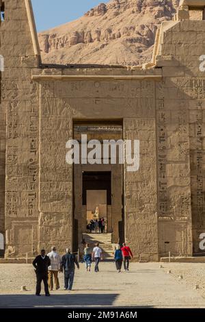 LUXOR, ÄGYPTEN - 18. FEBRUAR 2019: Touristen besuchen Medinet Habu (den Leichentempel von Ramesses III) in der thebanischen Nekropole, Ägypten Stockfoto