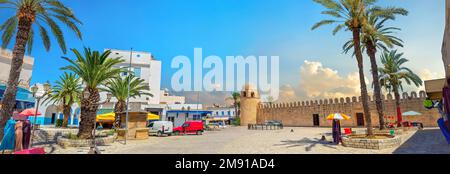 Panoramablick auf den Basarplatz und die alte Festungsmauer in Sousse. Tunesien, Nordafrika Stockfoto