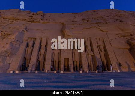 ABU SIMBEL, ÄGYPTEN - 22. FEBRUAR 2019: Nachtansicht des kleinen Tempels von Hathor und Nefertari in Abu Simbel, Ägypten Stockfoto