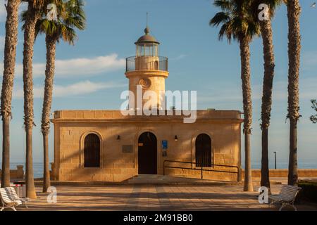 ROQUETAS DE MAR, SPANIEN - 24. NOVEMBER 2022 eines der vielen wunderschönen historischen Gebäude in der Stadt Roquetas de Mar, erbaut im Jahr 1863 Stockfoto