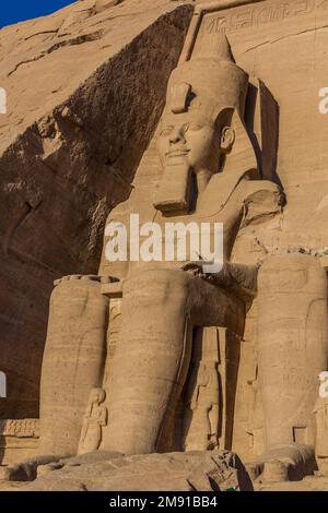 Statue Ramesses II am Großen Tempel von Ramesses II in Abu Simbel, Ägypten Stockfoto