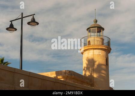 ROQUETAS DE MAR, SPANIEN - 24. NOVEMBER 2022 eines der vielen wunderschönen historischen Gebäude in der Stadt Roquetas de Mar, erbaut im Jahr 1863 Stockfoto