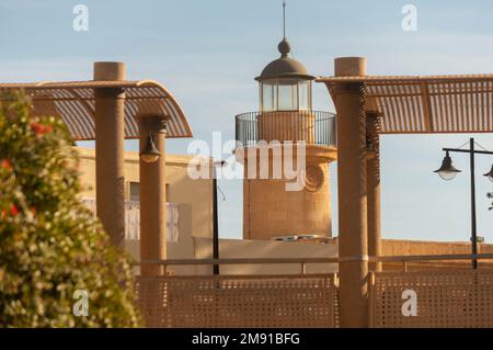 ROQUETAS DE MAR, SPANIEN - 24. NOVEMBER 2022 eines der vielen wunderschönen historischen Gebäude in der Stadt Roquetas de Mar, erbaut im Jahr 1863 Stockfoto