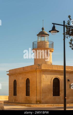 ROQUETAS DE MAR, SPANIEN - 24. NOVEMBER 2022 eines der vielen wunderschönen historischen Gebäude in der Stadt Roquetas de Mar, erbaut im Jahr 1863 Stockfoto