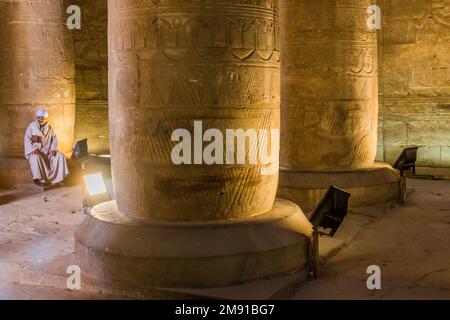 EDFU, ÄGYPTEN - 17. FEBRUAR 2019: Innere des Tempels des Horus in Edfu, Ägypten Stockfoto