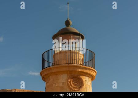 ROQUETAS DE MAR, SPANIEN - 24. NOVEMBER 2022 eines der vielen wunderschönen historischen Gebäude in der Stadt Roquetas de Mar, erbaut im Jahr 1863 Stockfoto