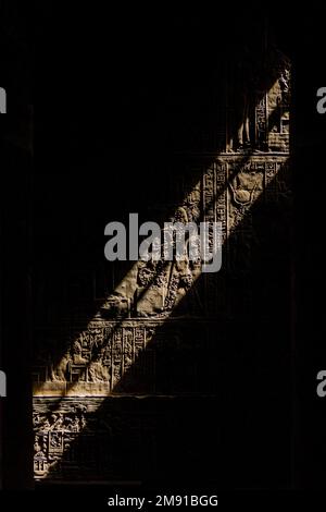 Lichtstrahlen im Horus-Tempel in Edfu, Ägypten Stockfoto