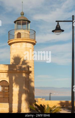 ROQUETAS DE MAR, SPANIEN - 24. NOVEMBER 2022 eines der vielen wunderschönen historischen Gebäude in der Stadt Roquetas de Mar, erbaut im Jahr 1863 Stockfoto