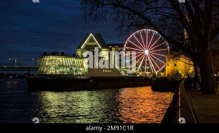 Riesenrad und Funfaire auf dem Kölner Weihnachtsmarkt Stockfoto