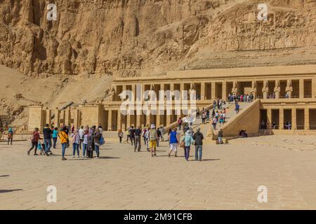 LUXOR, ÄGYPTEN - 18. FEBRUAR 2019: Touristen besuchen den Tempel der Hatschepsut am Westufer von Luxor, Ägypten Stockfoto