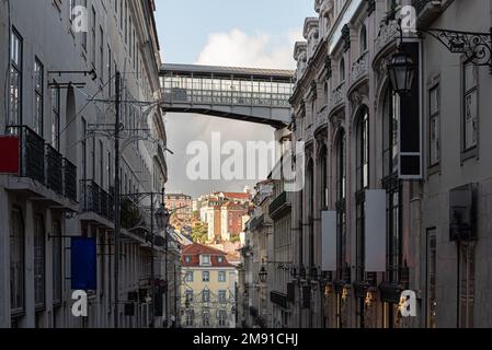 Blick von der Spitze der Rua do Carmo in Chiado mit Blick auf den Elevador Santa Justa Walkway und die Viertel Saldanha und Arroios in Lissabon, Portuga Stockfoto