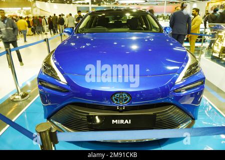 GREATER NOIDA, INDIEN - 13. JANUAR 2023: Das Fahrzeug Toyota Mirai wird auf der Auto Expo 2023 im India Expo Mart, Greater Noida in Indien, ausgestellt. Stockfoto