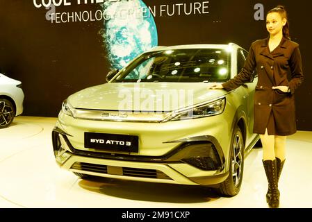 GREATER NOIDA, INDIEN - 13. JANUAR 2023: Das Fahrzeug BYD Atto 3 wird auf der Auto Expo 2023 im India Expo Mart, Greater Noida in Indien, ausgestellt. Stockfoto