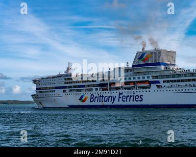 Cobh, Irland, 10. August 2022. An einem Sommerabend fährt eine große weiße Passagierfähre auf dem Meer. Blauer Himmel mit weißen Wolken über einem Schiff. Stockfoto